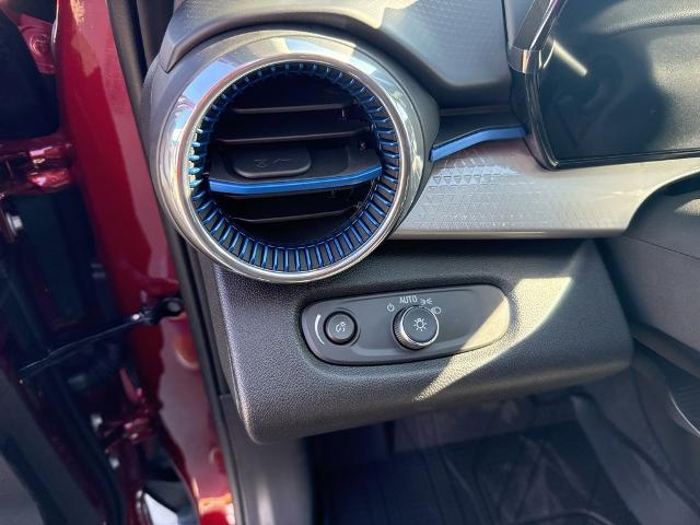 2025 Chevrolet Trax Vehicle Photo in MANHATTAN, KS 66502-5036