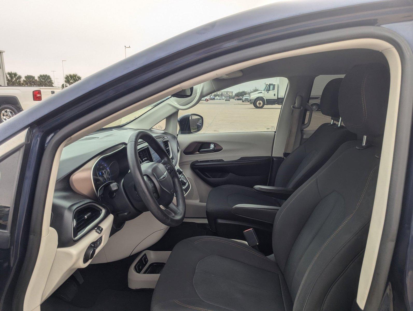 2017 Chrysler Pacifica Vehicle Photo in CORPUS CHRISTI, TX 78412-4902