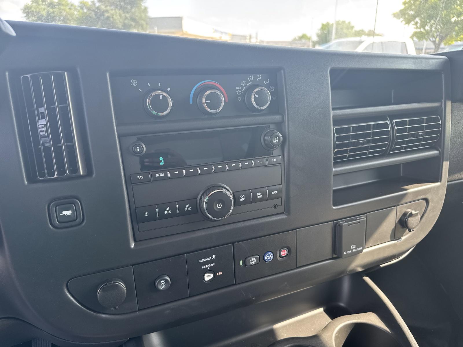 2025 Chevrolet Express Cutaway 3500 Vehicle Photo in GEORGETOWN, TX 78626-7508