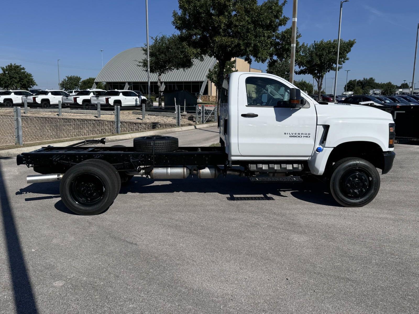 2024 Chevrolet Silverado 6500 HD Vehicle Photo in GEORGETOWN, TX 78626-7508
