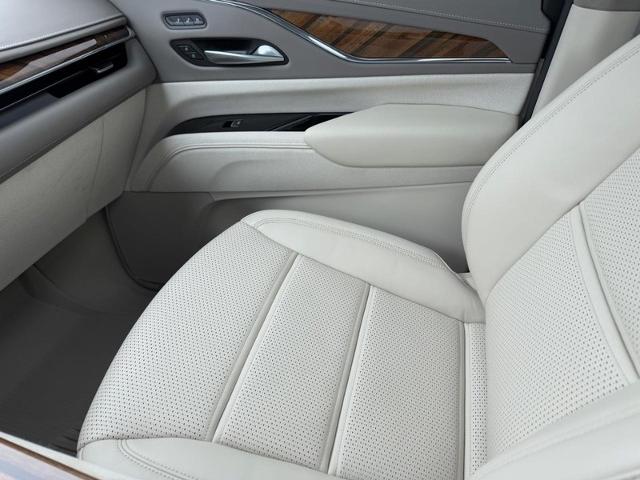 2024 Cadillac Escalade ESV Vehicle Photo in COLUMBIA, MO 65203-3903