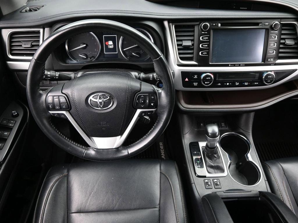 2018 Toyota Highlander Vehicle Photo in Cedar Rapids, IA 52402