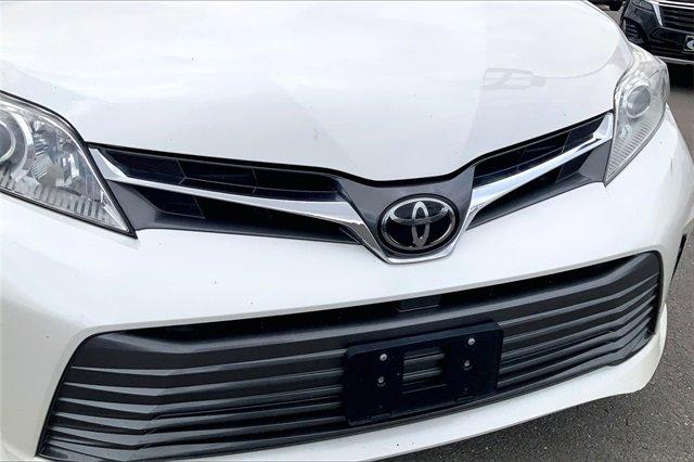 2020 Toyota Sienna Vehicle Photo in KANSAS CITY, MO 64114-4502