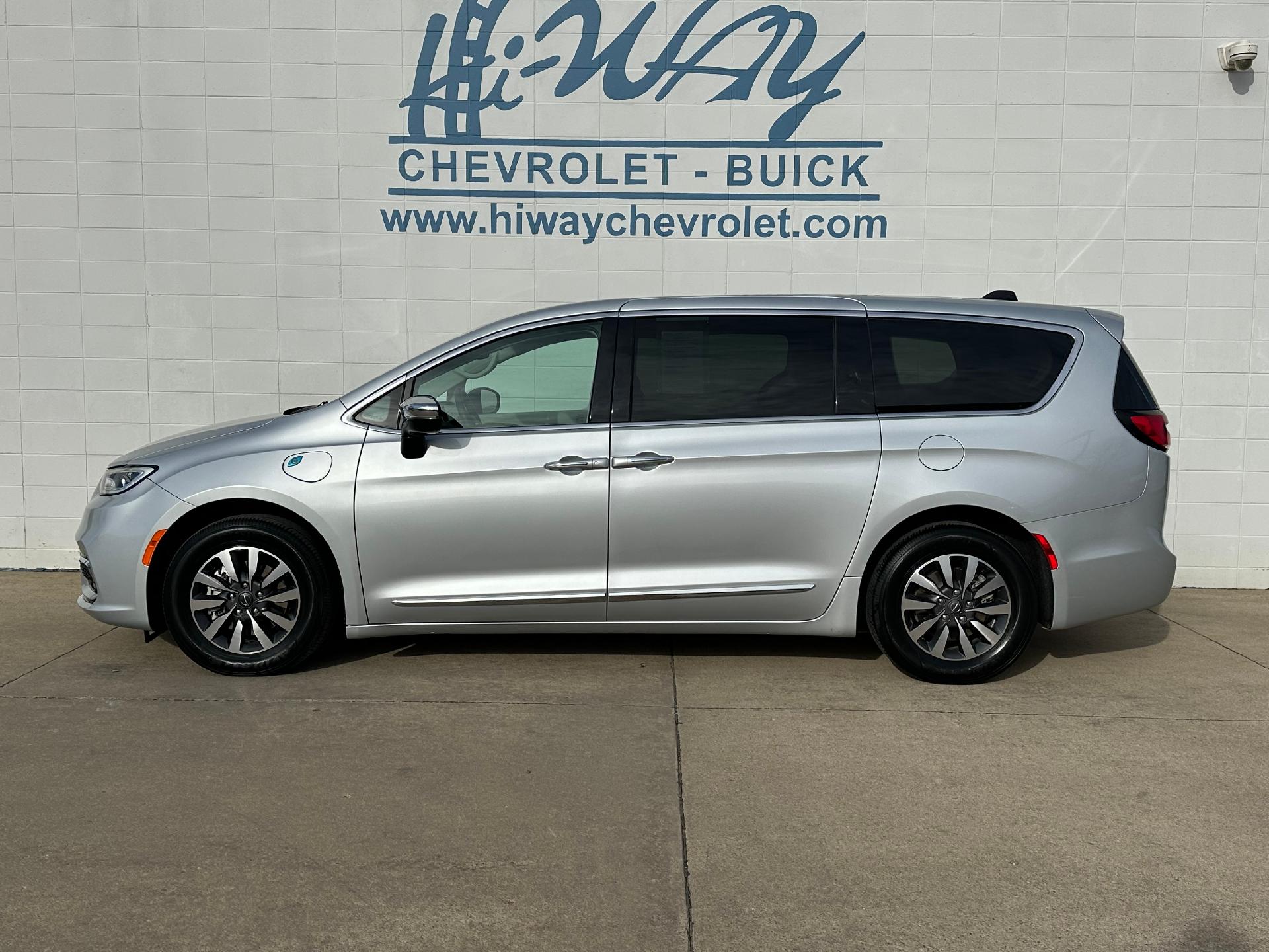 2023 Chrysler Pacifica Hybrid Limited FWD