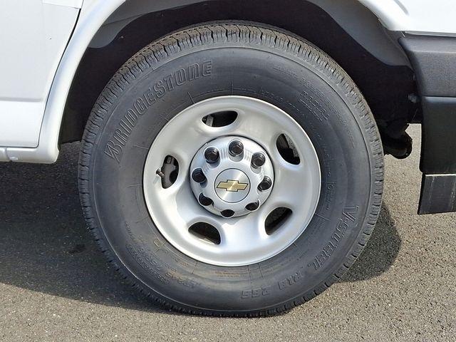 2025 Chevrolet Express Cargo 3500 Vehicle Photo in DANBURY, CT 06810-5034