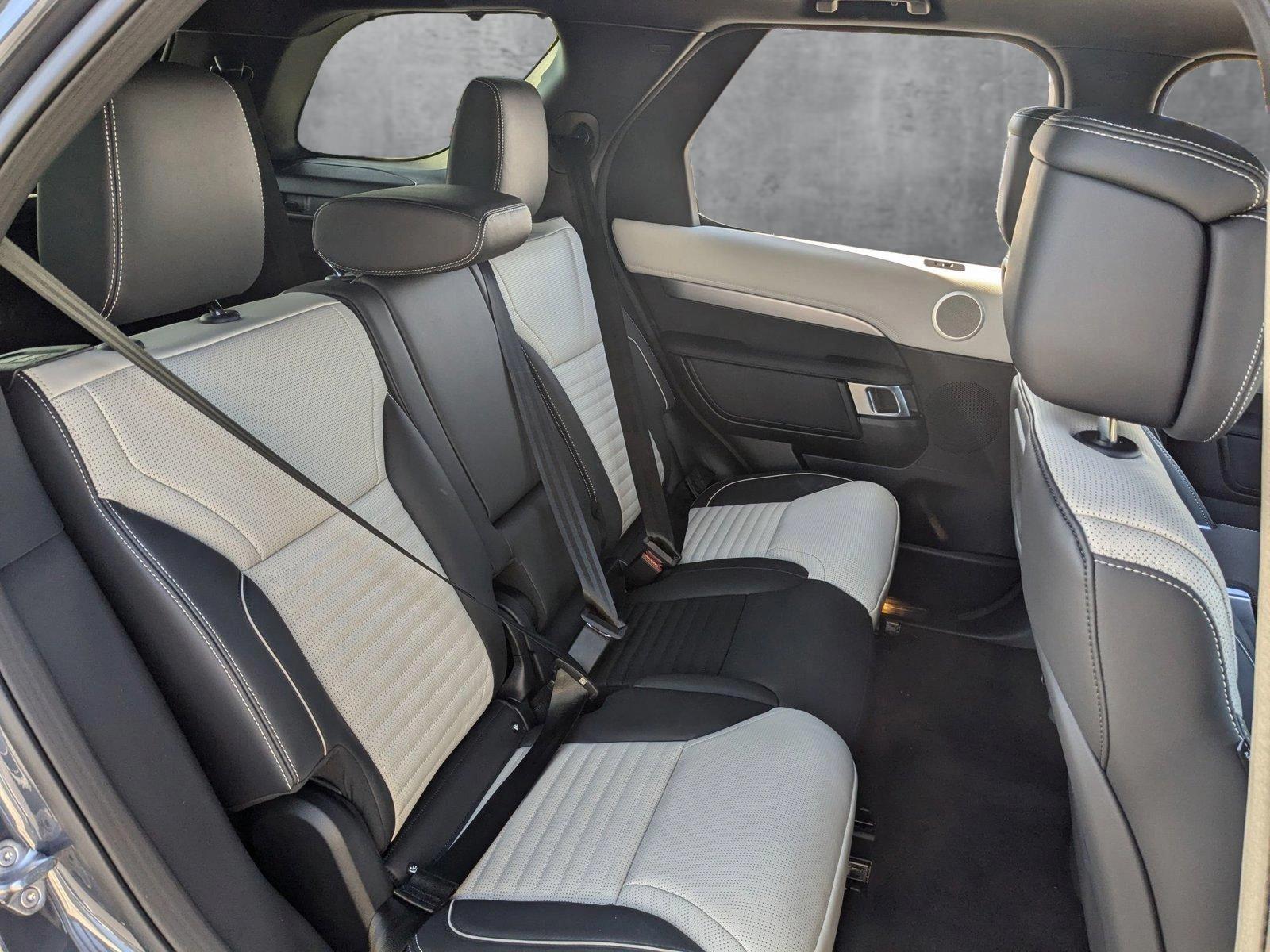 2024 Land Rover Discovery Vehicle Photo in Cockeysville, MD 21030