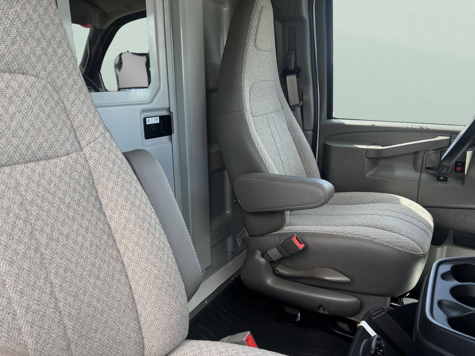 2025 Chevrolet Express Cutaway 3500 Vehicle Photo in GEORGETOWN, TX 78626-7508