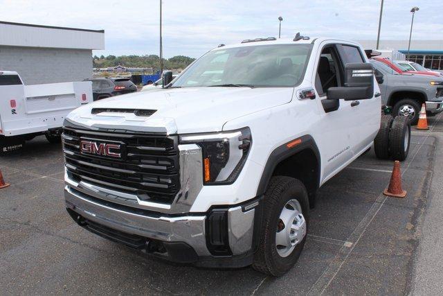 2024 GMC Sierra 3500 HD Chassis Cab Vehicle Photo in SAINT CLAIRSVILLE, OH 43950-8512