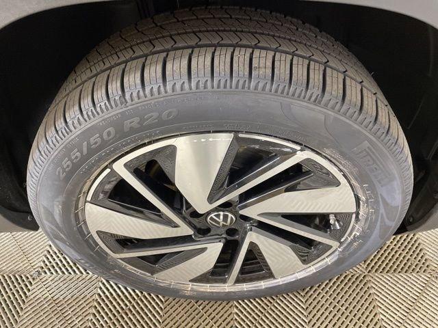 2024 Volkswagen Atlas Vehicle Photo in PHOENIX, AZ 85014-3381