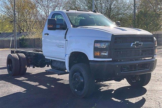 2024 Chevrolet Silverado 6500 HD Vehicle Photo in INDEPENDENCE, MO 64055-1314