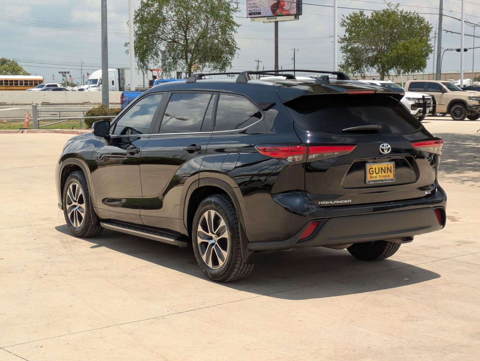 2023 Toyota Highlander Vehicle Photo in SELMA, TX 78154-1460