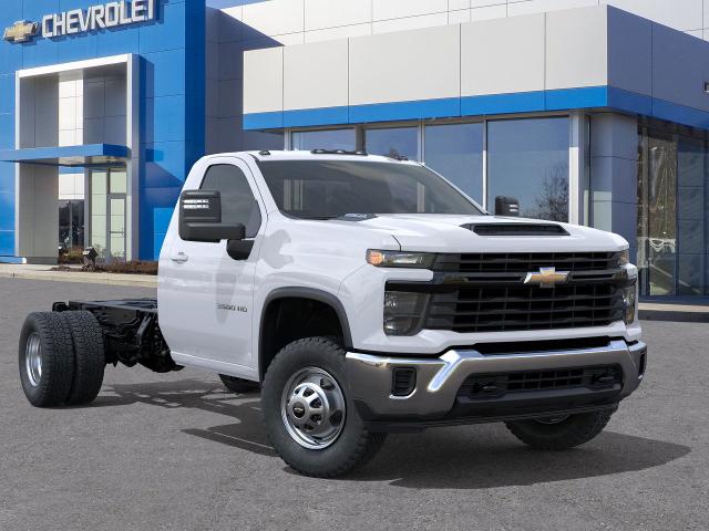 2025 Chevrolet Silverado 3500 HD Chassis Cab Vehicle Photo in DANBURY, CT 06810-5034