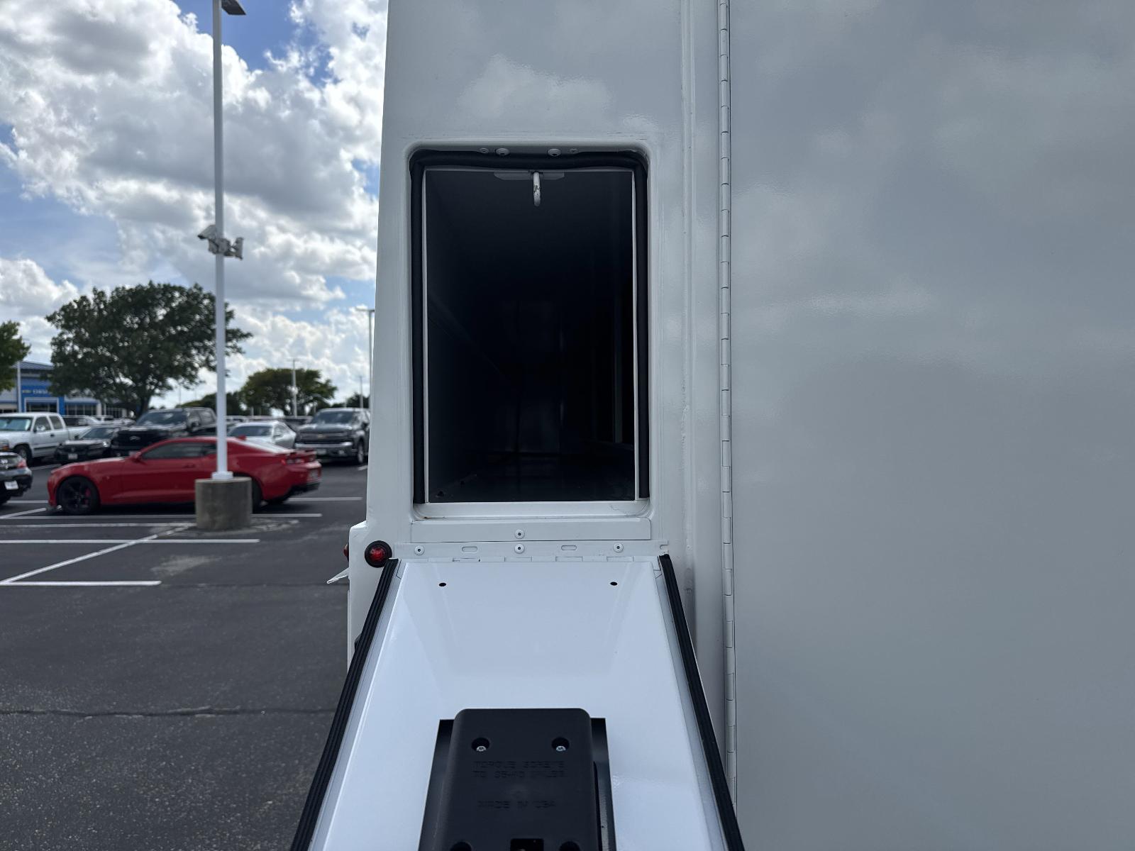 2025 Chevrolet Express Cutaway 3500 Vehicle Photo in GEORGETOWN, TX 78626-7508