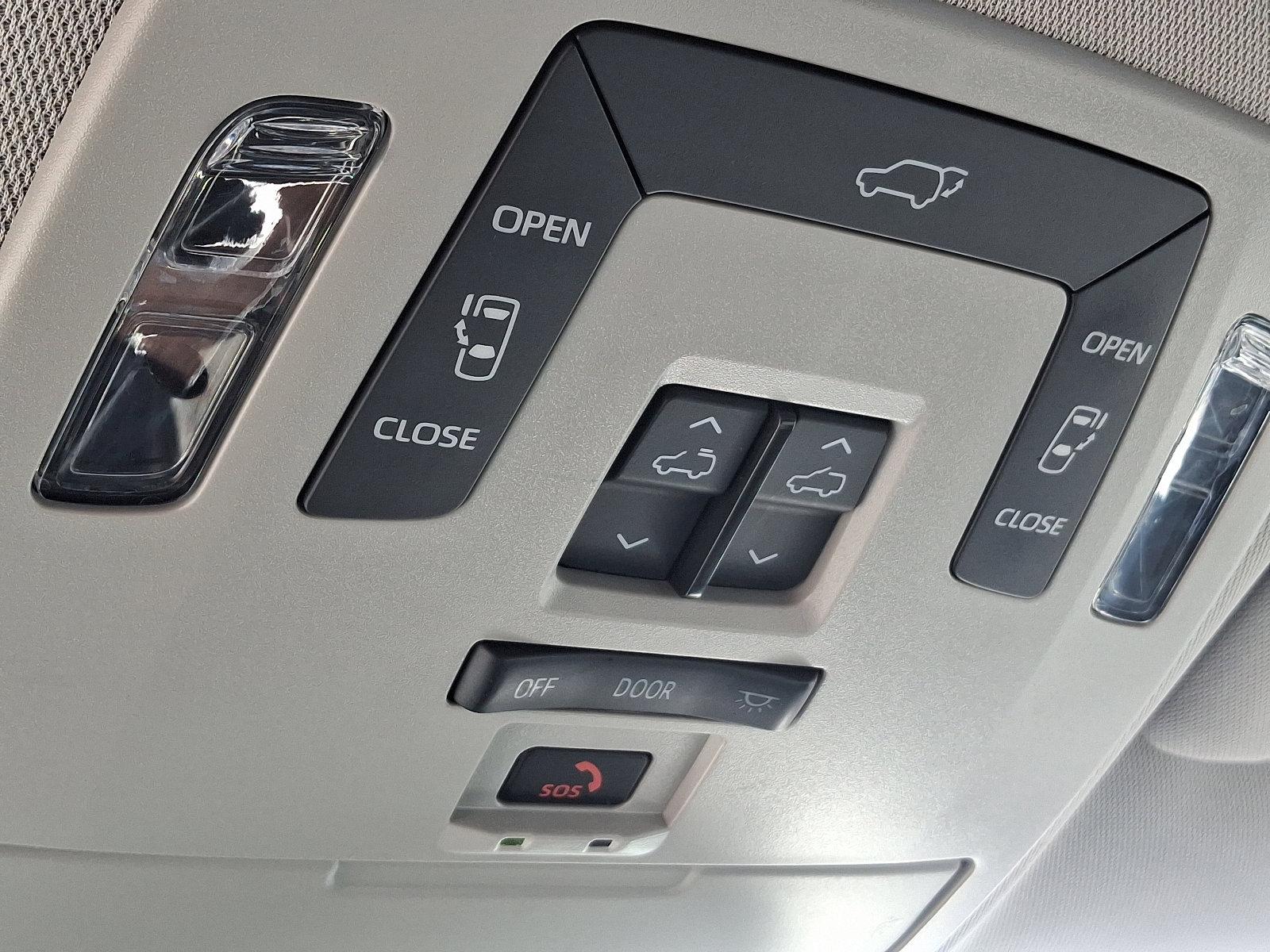 2022 Toyota Sienna Vehicle Photo in Trevose, PA 19053