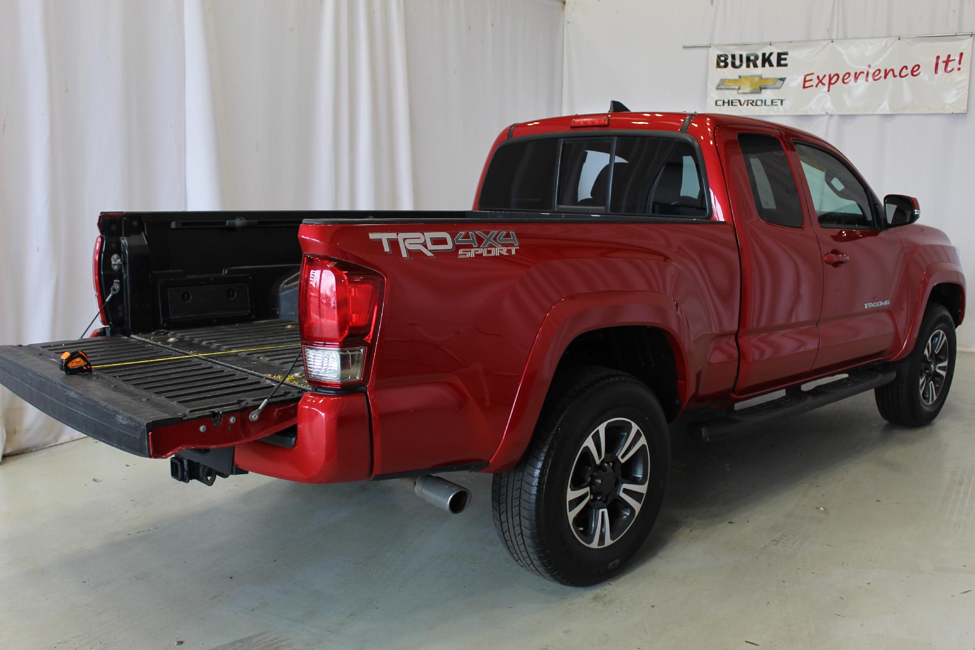 2017 Toyota Tacoma Vehicle Photo in NORTHAMPTON, MA 01060-1120
