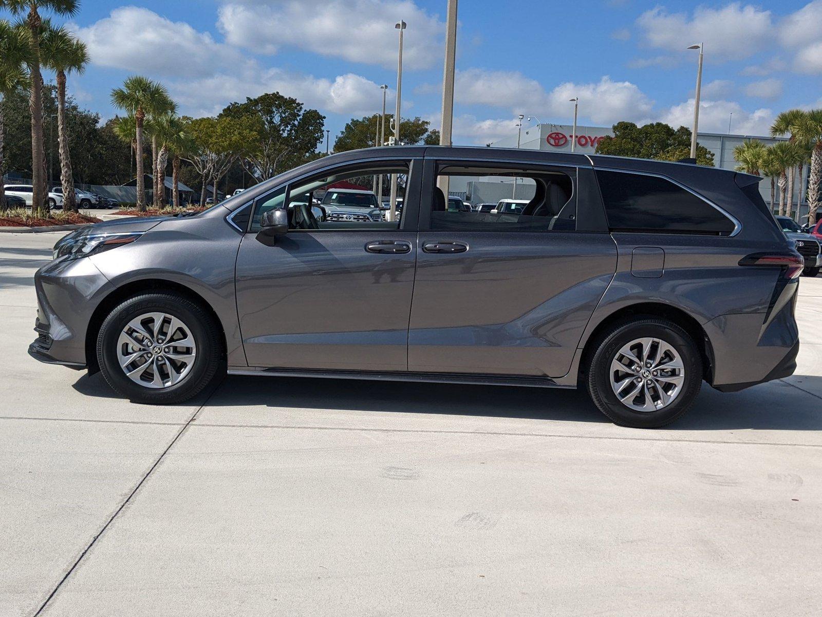 2024 Toyota Sienna Vehicle Photo in Davie, FL 33331