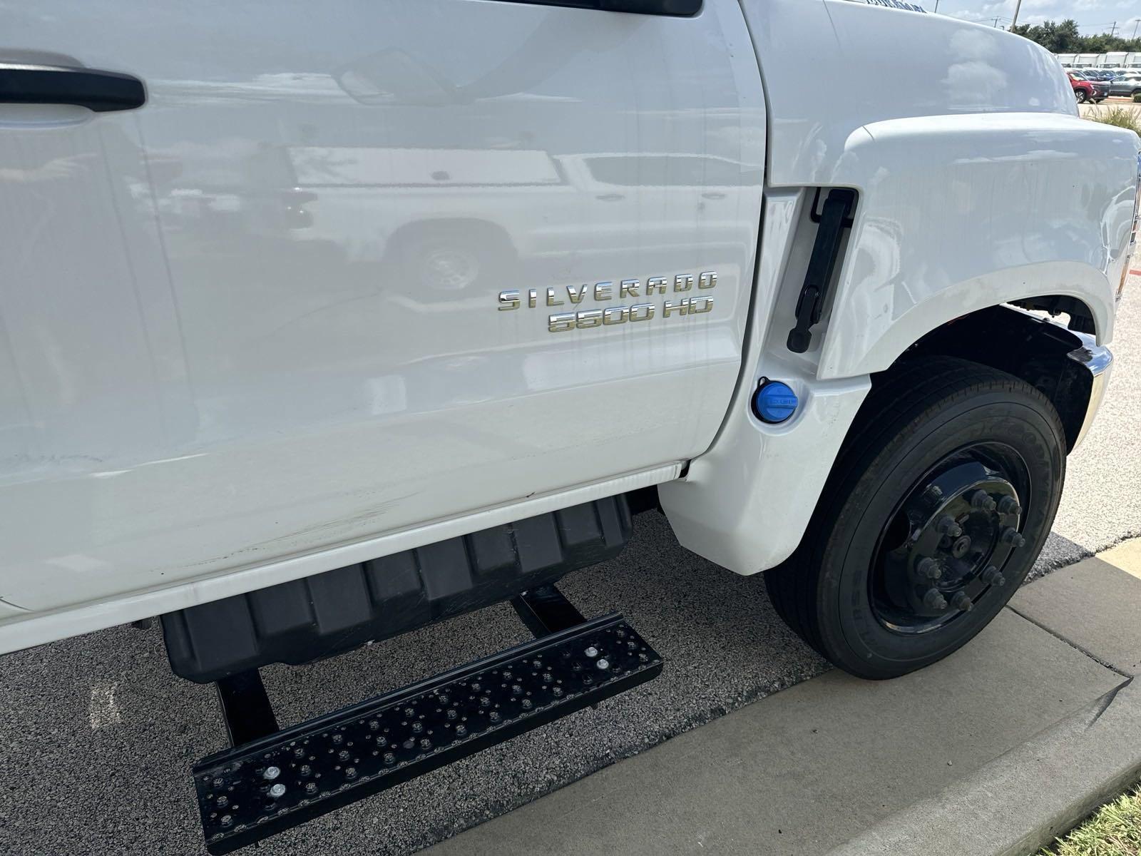 2024 Chevrolet Silverado 5500 HD Vehicle Photo in GEORGETOWN, TX 78626-7508