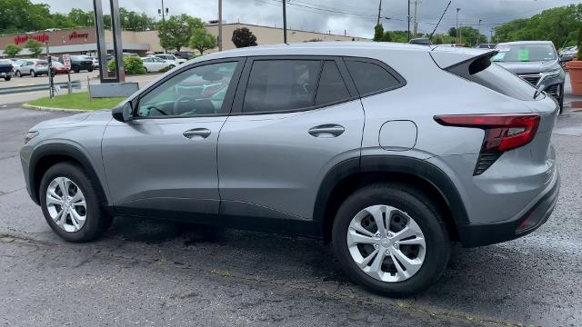 2024 Chevrolet Trax Vehicle Photo in MOON TOWNSHIP, PA 15108-2571