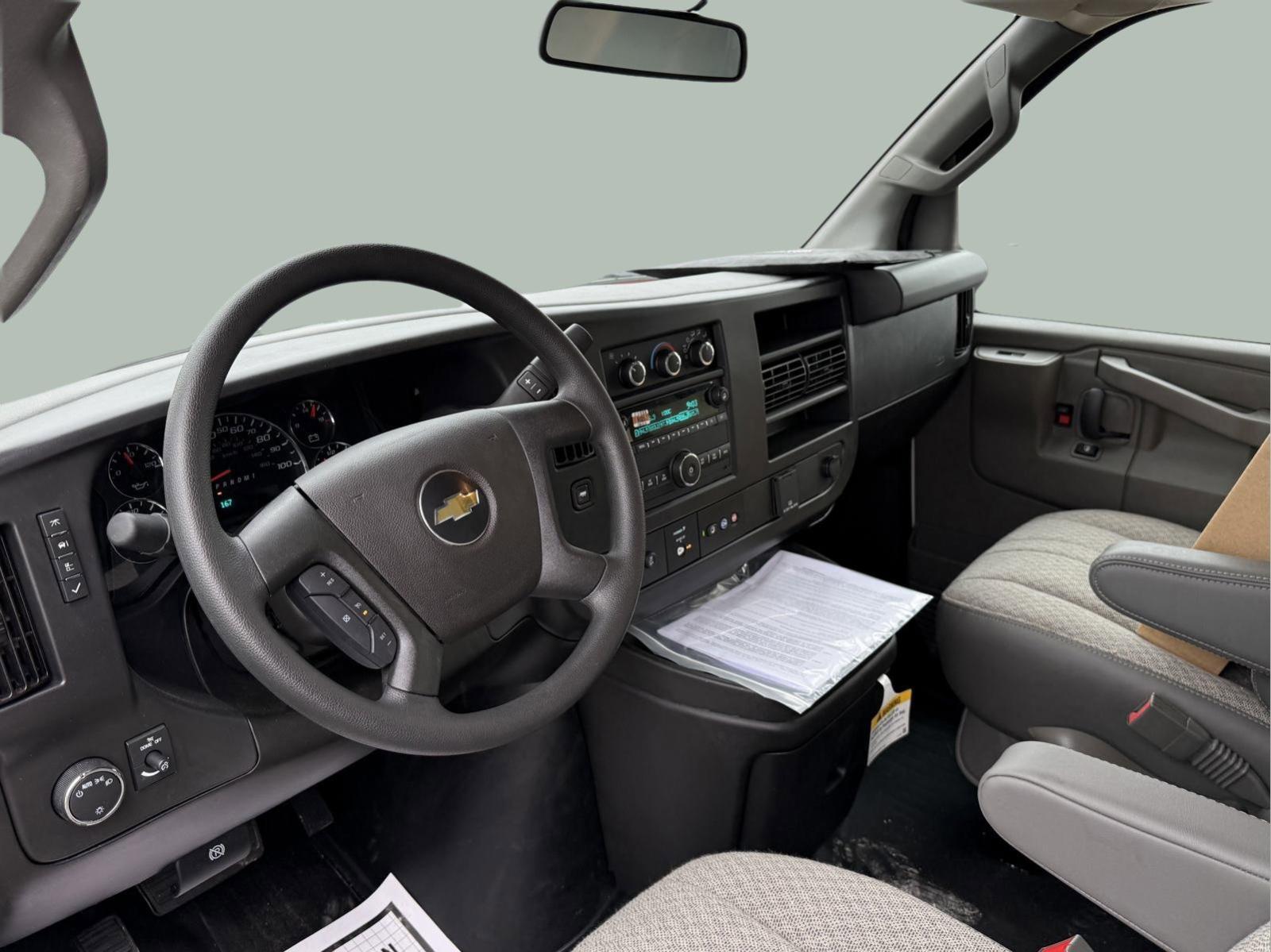 2024 Chevrolet Express Cutaway 3500 Vehicle Photo in GEORGETOWN, TX 78626-7508