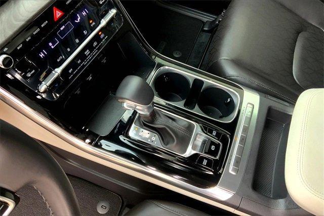 2024 Kia Carnival Vehicle Photo in TOPEKA, KS 66609-0000