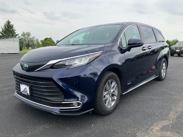 2021 Toyota Sienna Vehicle Photo in Oshkosh, WI 54904
