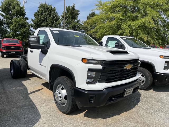 2024 Chevrolet Silverado 3500 HD Chassis Cab Vehicle Photo in ALCOA, TN 37701-3235