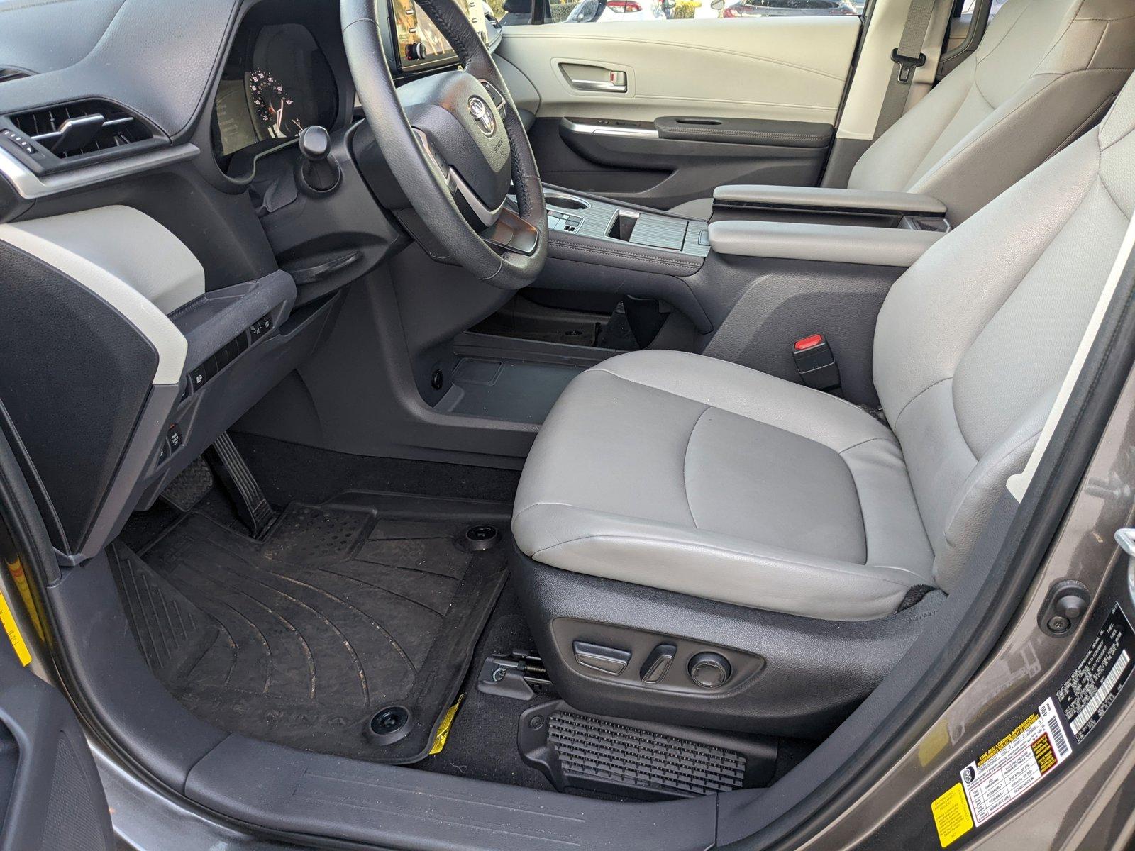 2023 Toyota Sienna Vehicle Photo in Davie, FL 33331