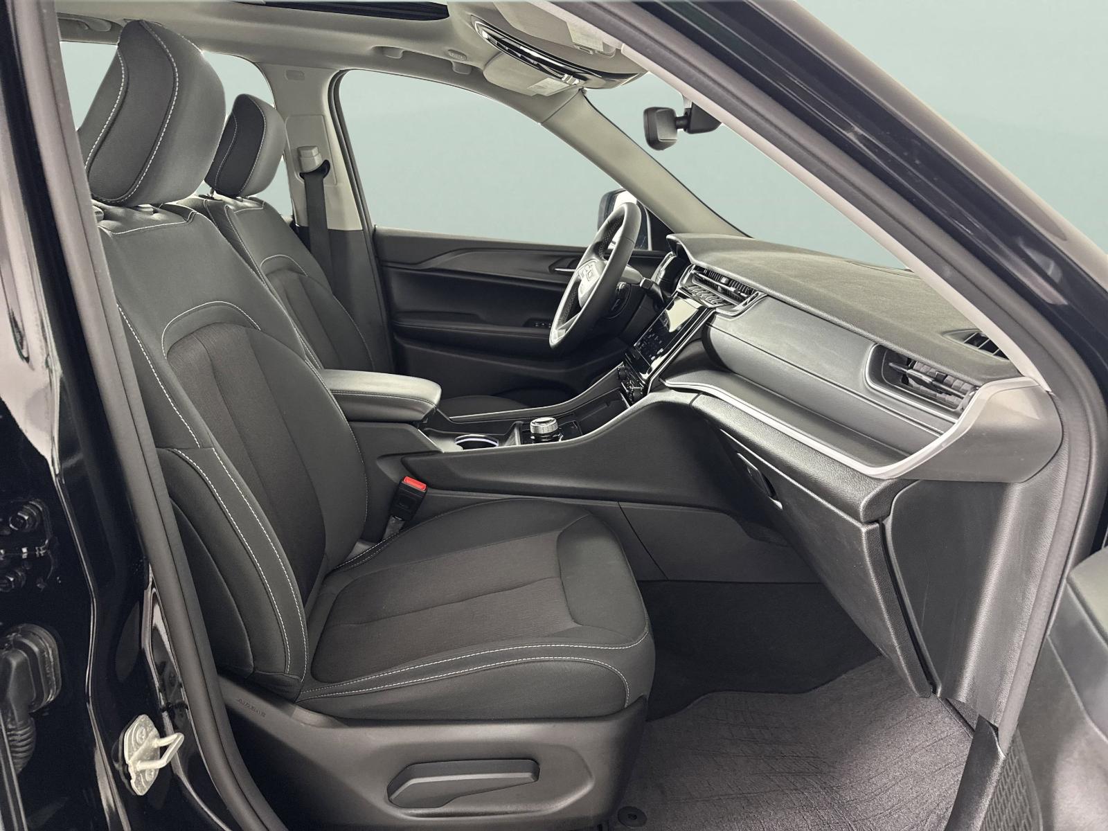 2024 Jeep Grand Cherokee Vehicle Photo in GEORGETOWN, TX 78626-7508