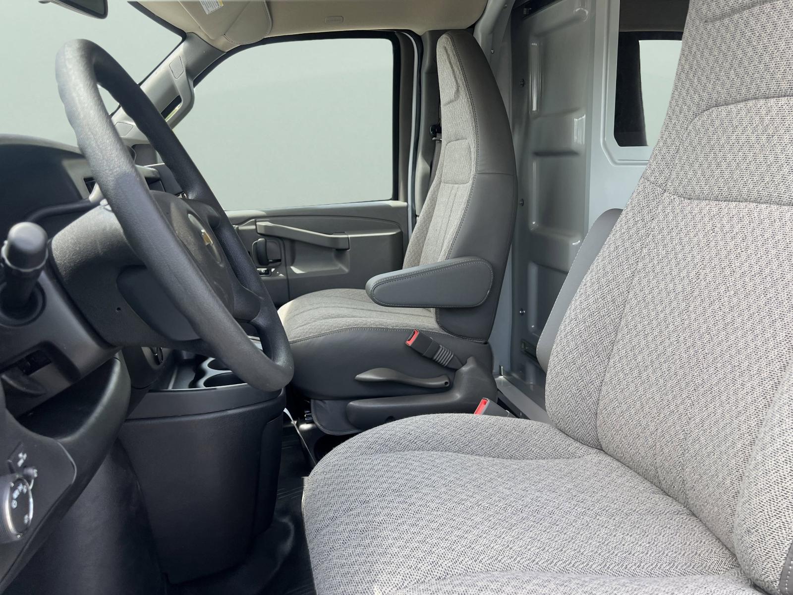 2025 Chevrolet Express Cutaway 3500 Vehicle Photo in GEORGETOWN, TX 78626-7508