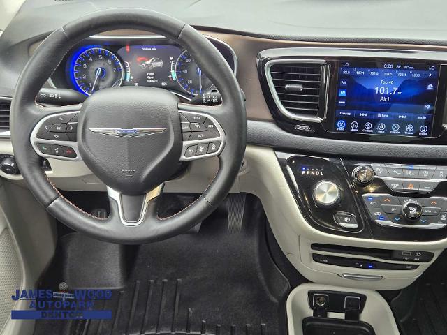 2017 Chrysler Pacifica Vehicle Photo in DENTON, TX 76210-9321