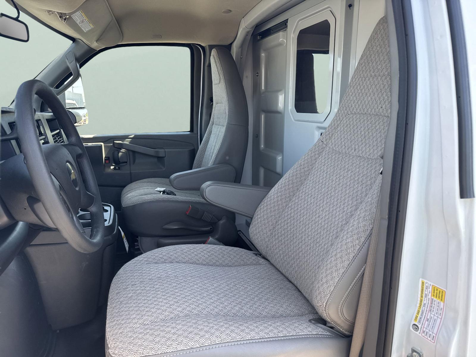 2025 Chevrolet Express Cutaway 3500 Vehicle Photo in GEORGETOWN, TX 78626-7508