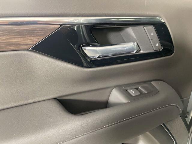 2025 Chevrolet Suburban Vehicle Photo in PHOENIX, AZ 85014-3381