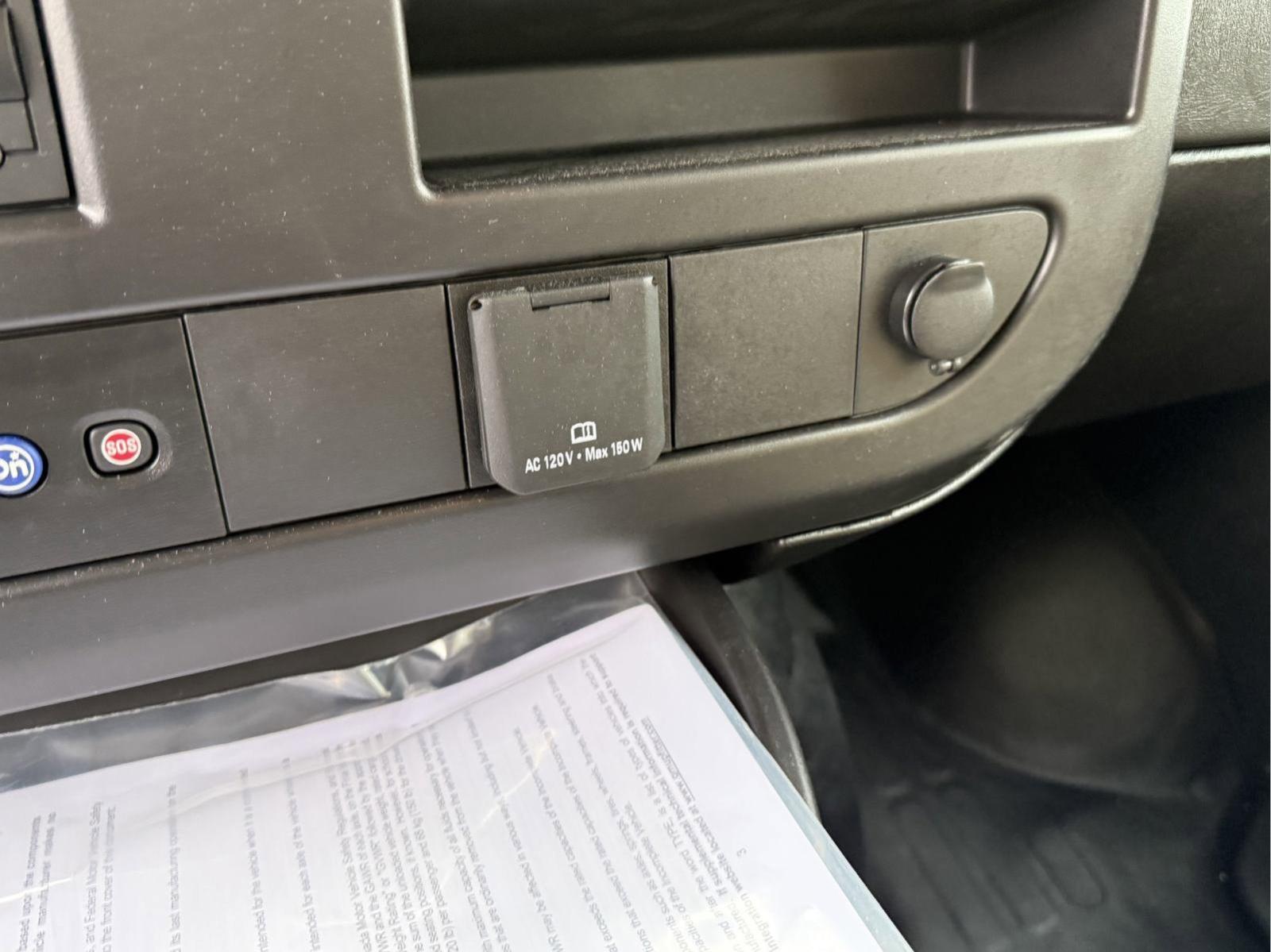 2024 Chevrolet Express Cutaway 3500 Vehicle Photo in GEORGETOWN, TX 78626-7508
