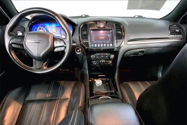 2022 Chrysler 300 Vehicle Photo in KANSAS CITY, MO 64114-4502