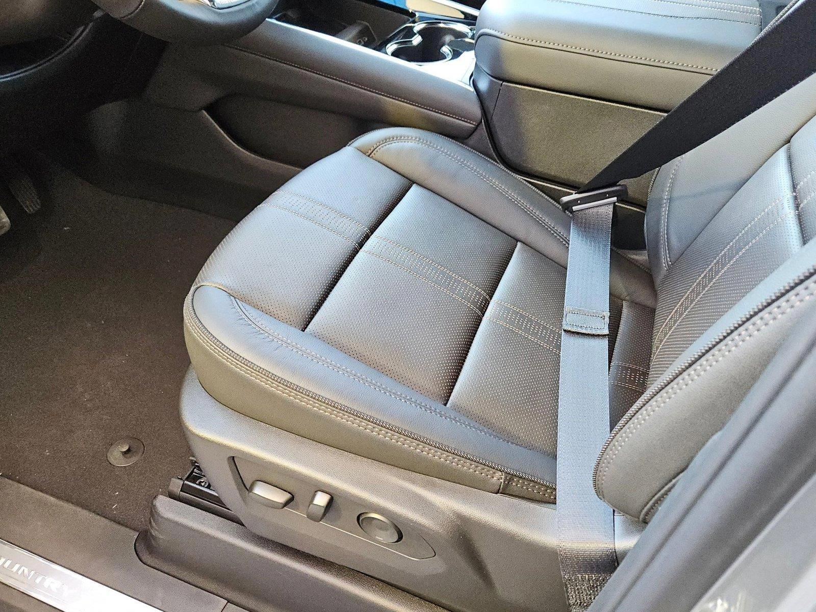 2025 Chevrolet Suburban Vehicle Photo in GILBERT, AZ 85297-0446