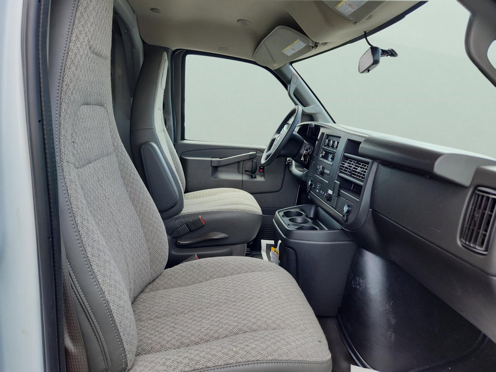 2025 Chevrolet Express Cutaway 3500 Vehicle Photo in GEORGETOWN, TX 78626-7508