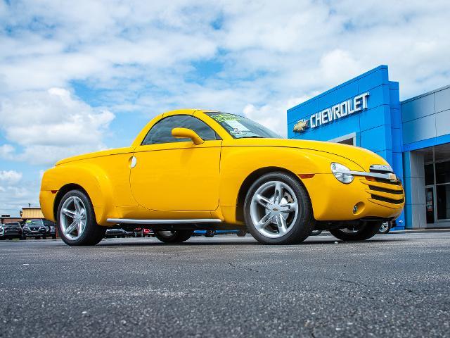 2004 Chevrolet SSR Vehicle Photo in MADISON, IN 47250-1611