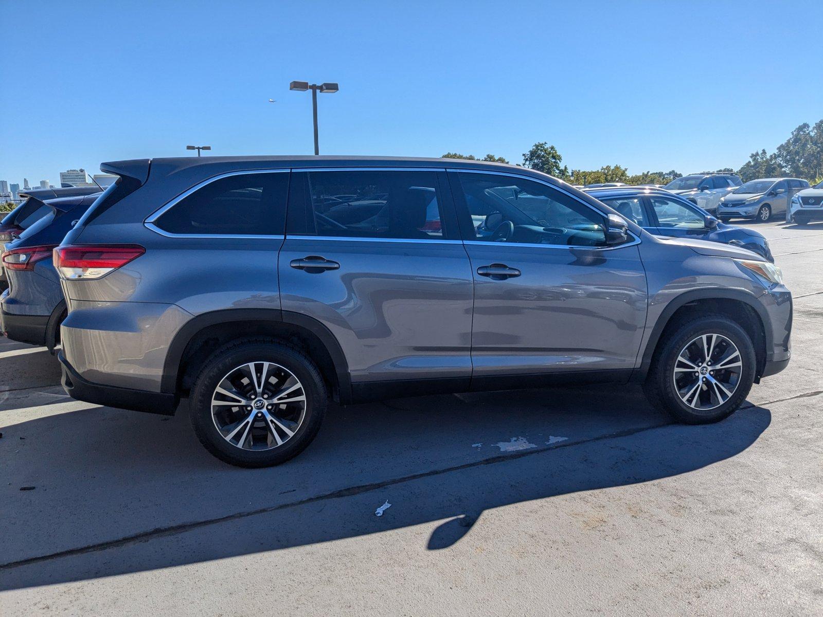 2019 Toyota Highlander Vehicle Photo in Miami, FL 33135