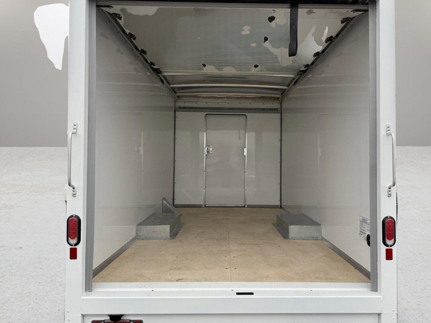 2024 Chevrolet Express Cutaway 3500 Vehicle Photo in GEORGETOWN, TX 78626-7508