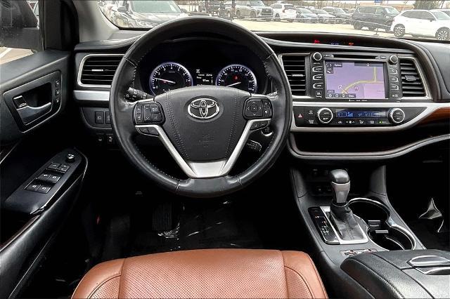 2019 Toyota Highlander Vehicle Photo in Grapevine, TX 76051