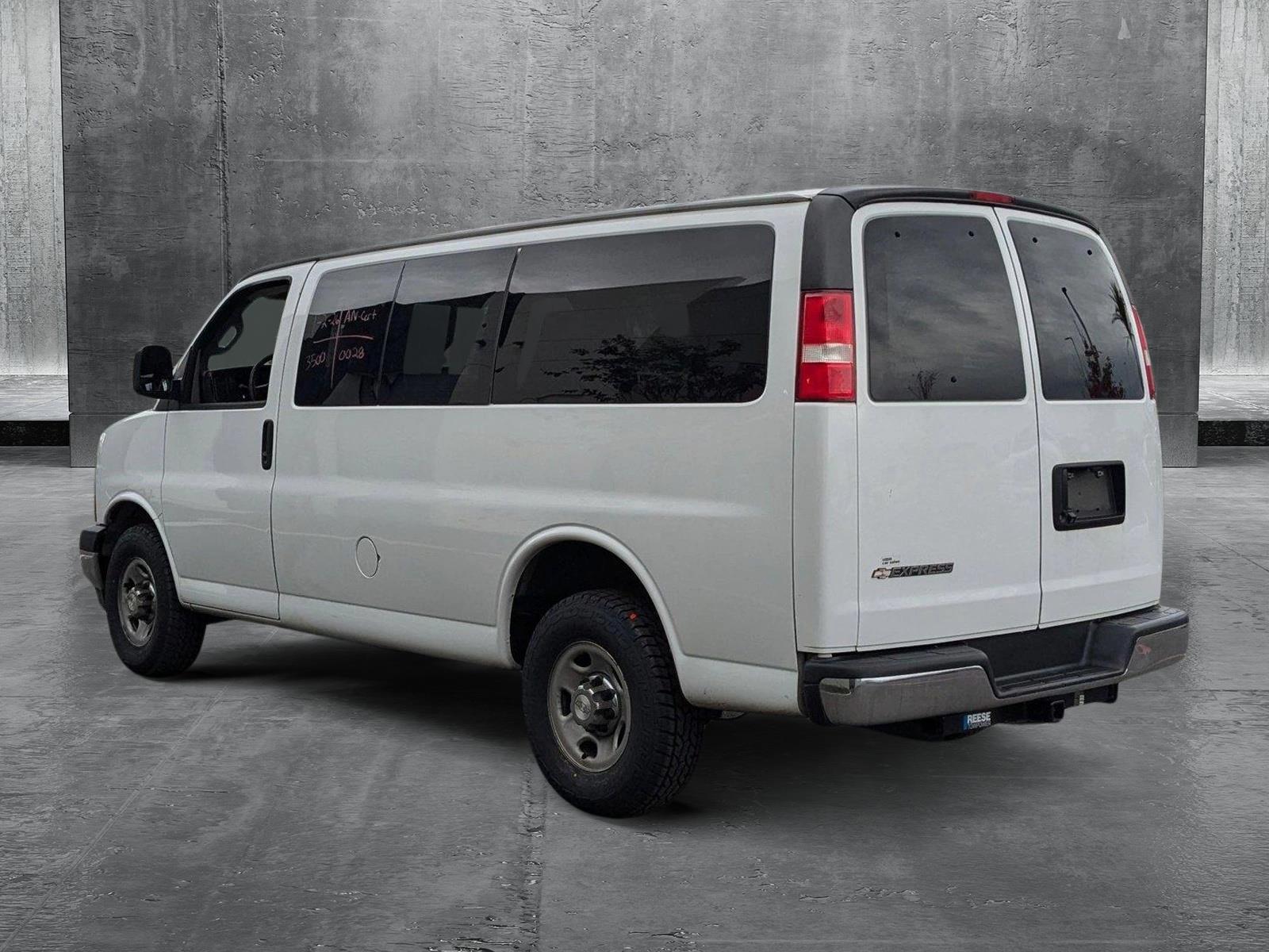 2018 Chevrolet Express Passenger Vehicle Photo in Jacksonville, FL 32244