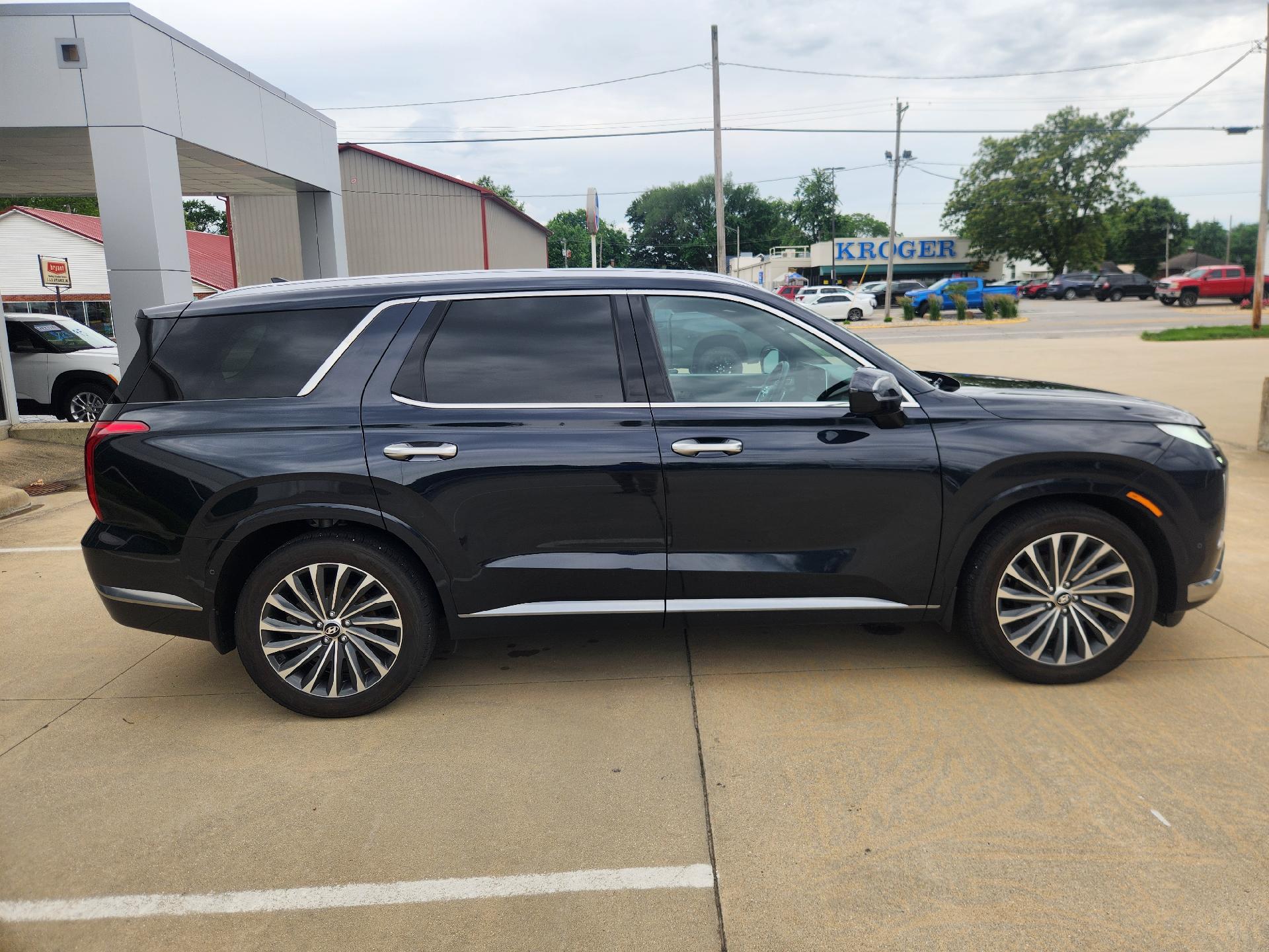 View vehicle photo 4