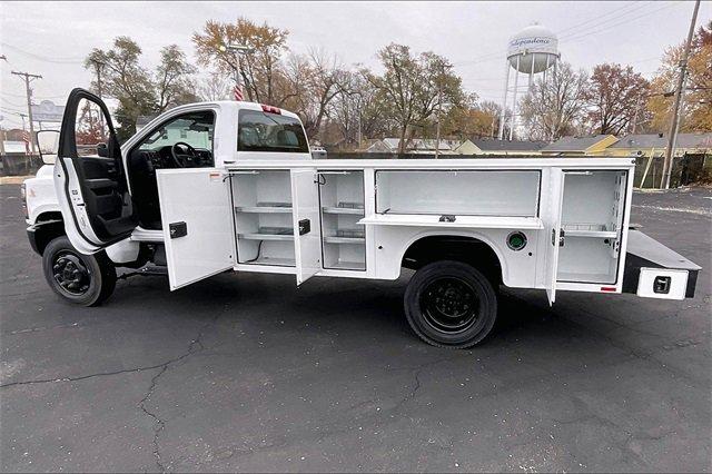 2024 Chevrolet Silverado 5500 HD Vehicle Photo in INDEPENDENCE, MO 64055-1314