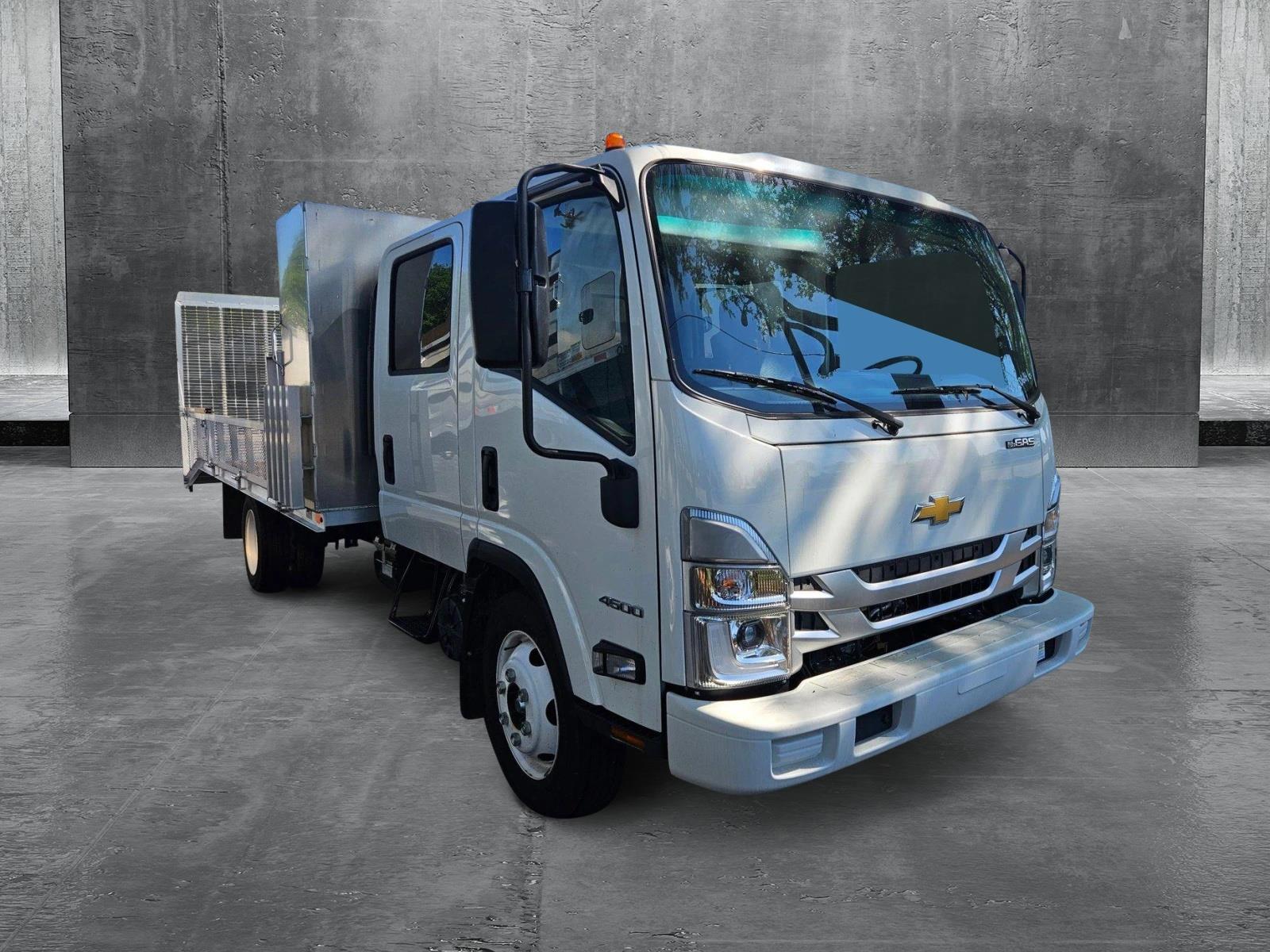 2024 Chevrolet Low Cab Forward 4500 Vehicle Photo in GREENACRES, FL 33463-3207