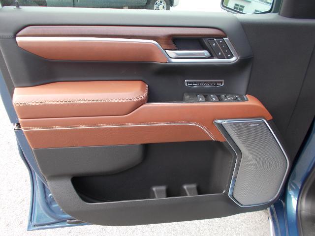 2025 GMC Sierra 1500 Vehicle Photo in LOWELL, MA 01852-4336