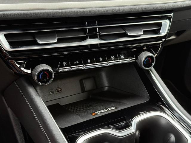 2025 Chevrolet Traverse Vehicle Photo in COLUMBIA, MO 65203-3903