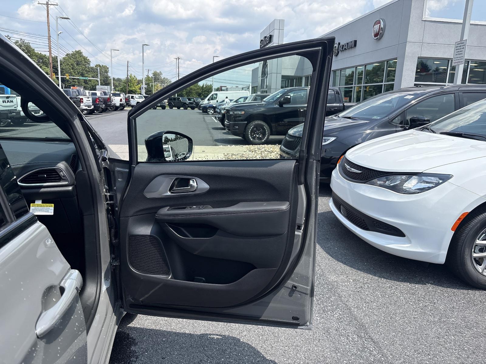 2025 Chrysler Pacifica Vehicle Photo in Mechanicsburg, PA 17050-1707