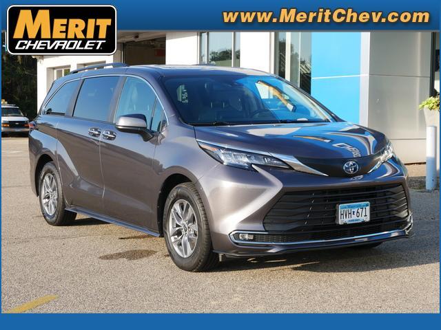 2022 Toyota Sienna Vehicle Photo in MAPLEWOOD, MN 55119-4794