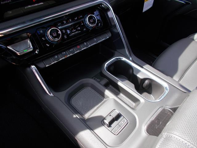 2025 GMC Sierra 2500 HD Vehicle Photo in LOWELL, MA 01852-4336
