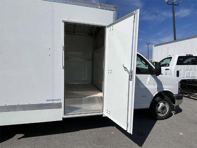 2023 Chevrolet Express Cutaway 3500 Vehicle Photo in ALCOA, TN 37701-3235